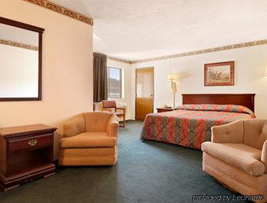 Super 8 By Wyndham Rock Port Mo Hotel Room photo